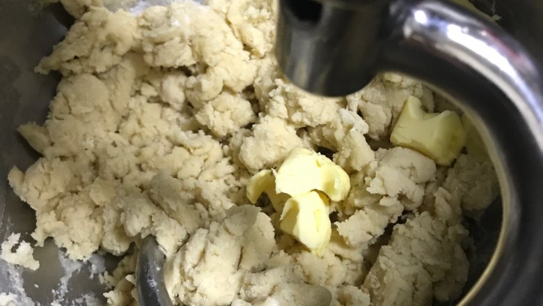 新疆大列巴,加入黄油揉成光滑的面团（不用考虑揉出膜，面团含水量很低揉不出膜