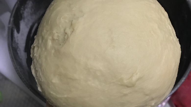 新疆大列巴,揉好的面团，冬天放室温发酵1个小时，然后放冰箱冷藏发酵一夜，夏天直接放冷藏发酵一夜
或者直接室温发酵2.5倍大就可以进行下一步了
