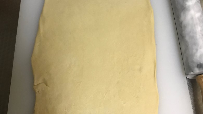 新疆大列巴,发酵好的面团，擀成3.4mm长片，宽30*长40最佳。上方收口处擀薄一点