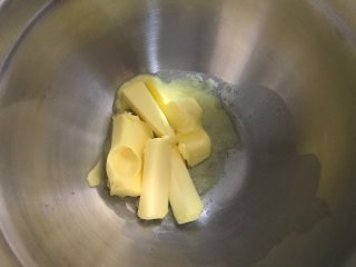 菠萝包,发酵期间来制作菠萝皮：
黄油室温软化