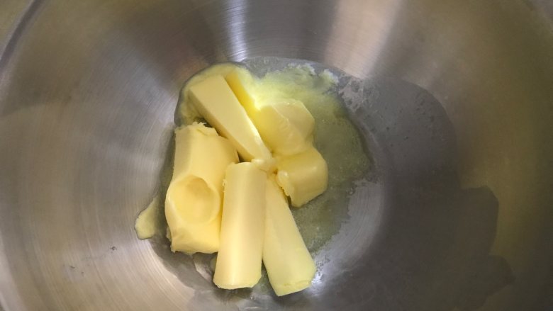 菠萝包,发酵期间来制作菠萝皮：
黄油室温软化