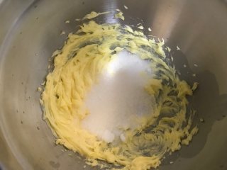 菠萝包,加入糖粉打至发白