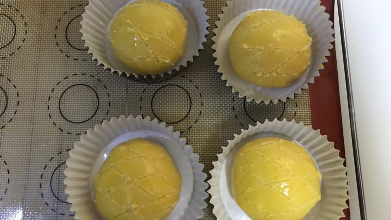 菠萝包,刷上蛋液，划出格纹，进行二次发酵至1.5倍大