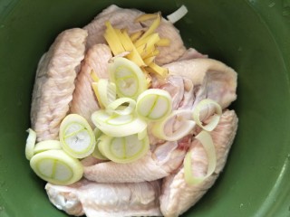 微波炉版烤鸡翅,葱、姜、蒜放到鸡翅中上