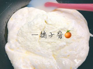 网红奥利奥雪花酥（台湾）,加入奶粉翻拌均匀。