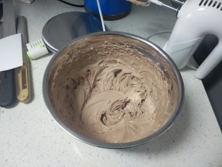 巧克力奶油蛋糕,加糖粉打发