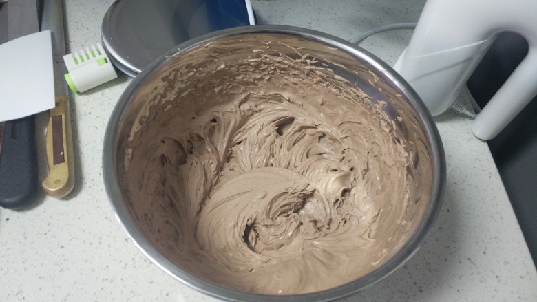 巧克力奶油蛋糕,加糖粉打发