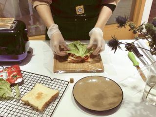 经典火腿三明治,盖上生菜 保证沥干水份
多出来的叶柄可以剪掉