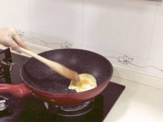 经典火腿三明治,煎制荷包蛋
煎蛋时候戳破蛋黄 煎蛋更加平整