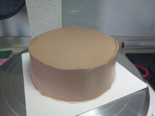 巧克力奶油蛋糕,抹面平整