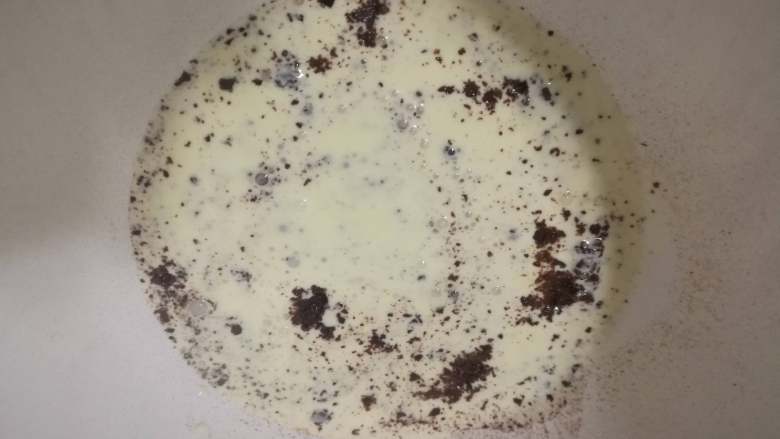 树桩蛋糕,将煮好的奶油倒在巧克力上，搅拌至均匀