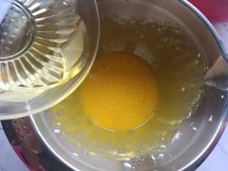 树桩蛋糕,蛋黄加植物油，用电动打蛋器搅打乳化

