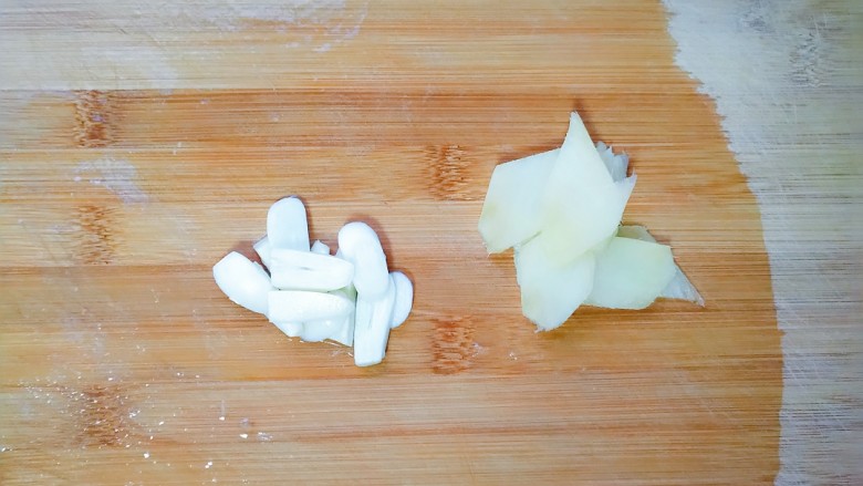 粉蒸排骨焖土豆,<a style='color:red;display:inline-block;' href='/shicai/ 2800'>生姜</a>切片，蒜切片，如果不喜欢吃蒜的话，可以不切片整个放进去。