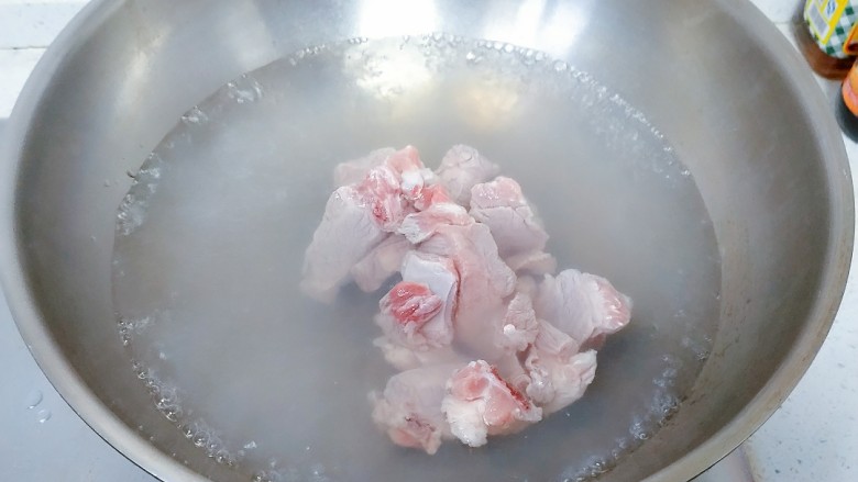 粉蒸排骨焖土豆,排骨血水泡出后捞出，锅内烧水，水开后把排骨倒进去焯水。