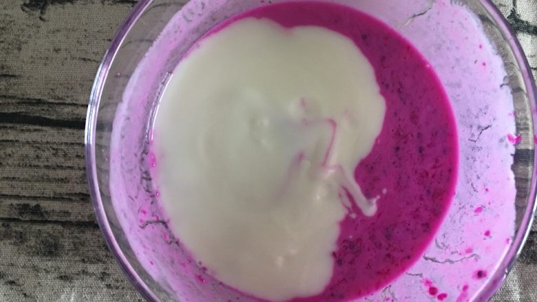 火龙果渐变酸奶,将剩余的火龙果酸奶再加入100g酸奶