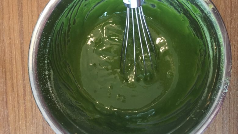 抹茶蜜豆卷,拌匀备用，做好的蛋黄面糊应该是细腻有光泽的