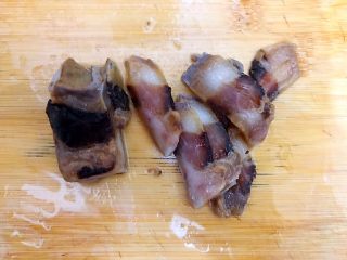 韭菜花酱肉老油条,捞出酱肉，如图所示，切成薄片