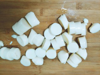 红烧日本豆腐,日本豆腐连包装袋从中间切开，轻轻地把豆腐挤出来切开