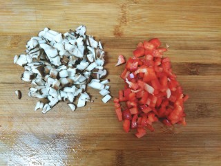 红烧日本豆腐,香菇去蒂切碎，彩椒切碎