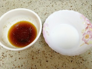 红烧日本豆腐,生抽、盐、糖、白胡椒、蚝油放入碗里，加少许清水调开，取适量淀粉和水调成水淀粉
