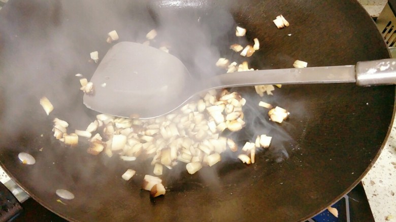 红烧日本豆腐,热锅倒油，下入香菇翻炒
