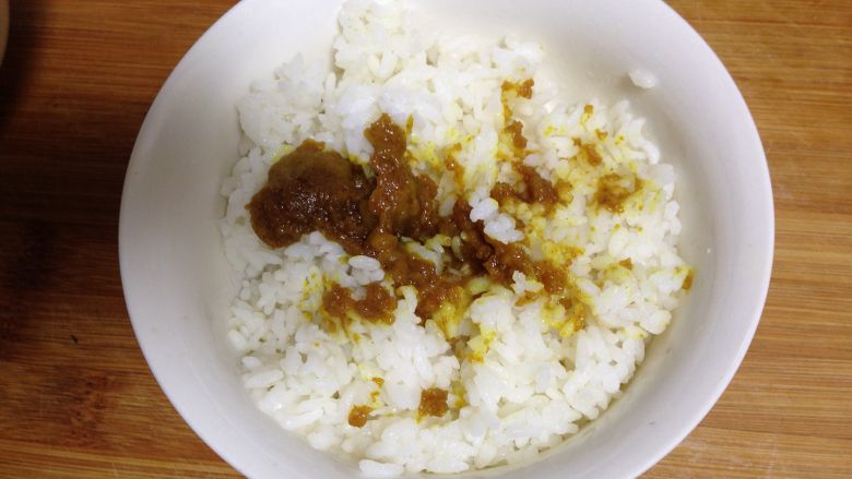 咖喱米饭包油条,把咖喱倒入米饭中（米饭要稍微温热的）