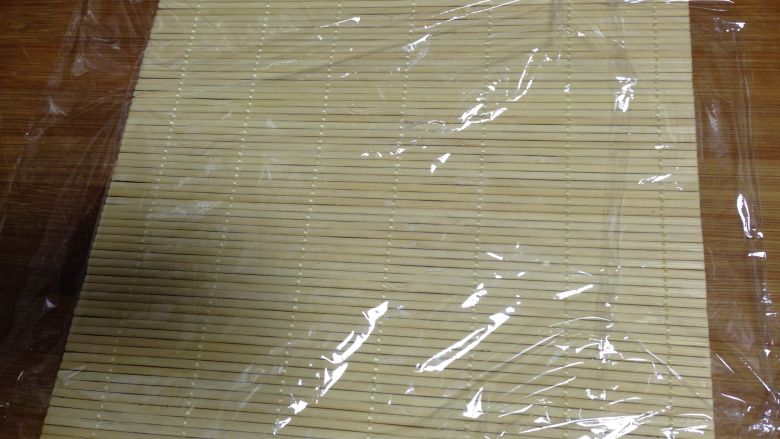 咖喱米饭包油条,寿司帘上铺上保鲜膜