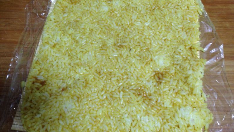 咖喱米饭包油条,把拌好的米饭倒入，用铲子铺平并压紧