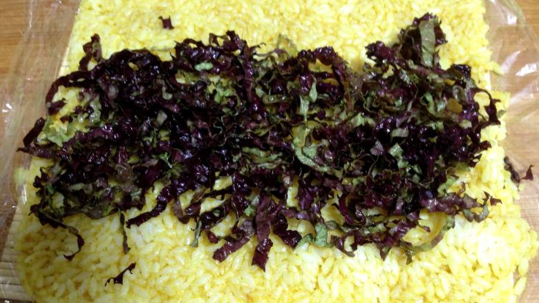 咖喱米饭包油条,铺上适量生菜丝