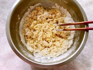 做饼～黑芝麻紫菜饼,用筷子搅拌均匀
