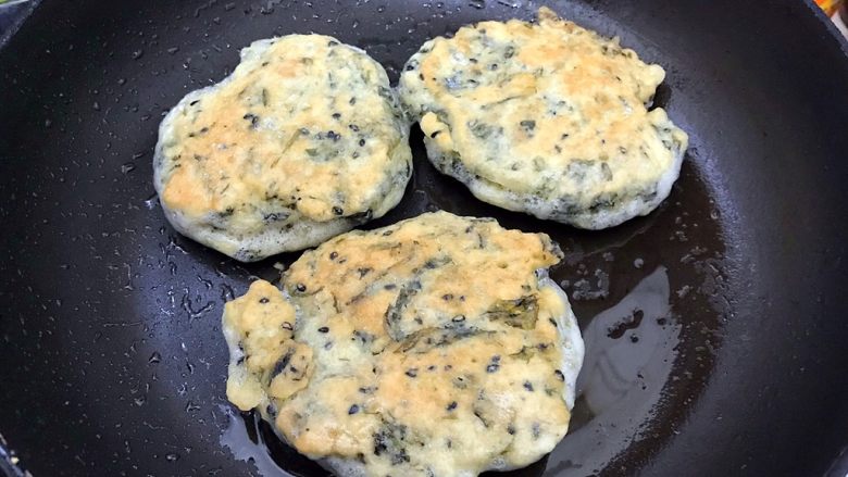 做饼～黑芝麻紫菜饼,中小火煎至两面金黄（约摸每一面2.3分钟），即可