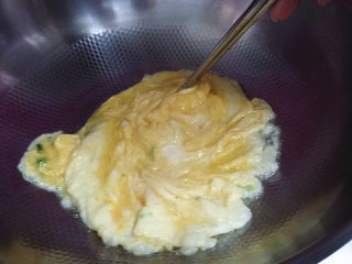 XO酱虾仁蛋炒饭,开中小火凉锅凉油、倒入蛋液后迅速用筷子顺一个方面搅散