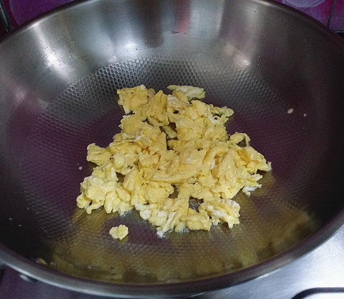 XO酱虾仁蛋炒饭,黄中有白、白中有黄嫩滑的金银炒鸡蛋就炒好了、盛出备用