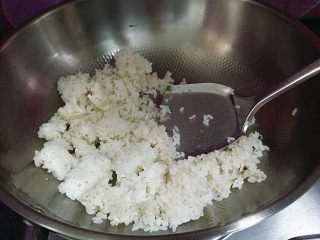 XO酱虾仁蛋炒饭,用锅铲将结块的剩米饭压散炒松