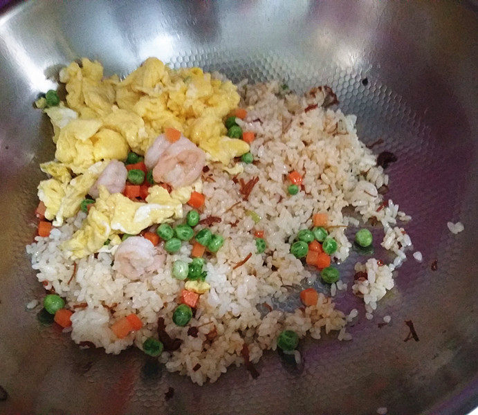 XO酱虾仁蛋炒饭,再倒入刚炒好的鸡蛋、虾仁和杂蔬等