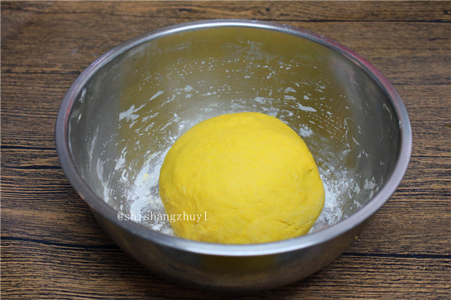 三色南瓜馒头,揉成南瓜面团，一样盖上保鲜膜或干净的湿布，放在温暖处发酵