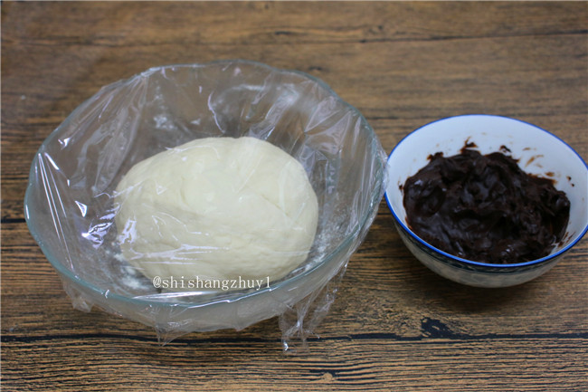 三色南瓜馒头,揉成光滑柔软的面团，遮上保鲜膜，放在温暖处进行发酵
