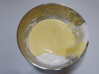 轻芝士蛋糕（6寸）,在将拌好的奶酪糊倒入剩余的蛋白中，用翻拌的手法拌好蛋糕糊。