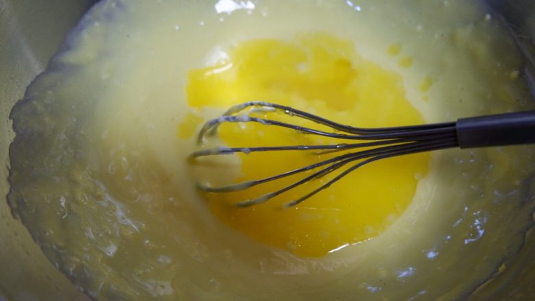 轻芝士蛋糕（6寸）,融化的黄油搅拌均匀