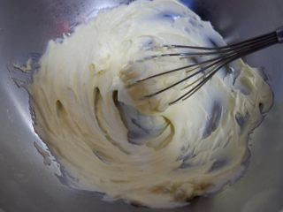 轻芝士蛋糕（6寸）,奶油奶酪微波炉化冻档，软化一分钟，搅拌至顺滑