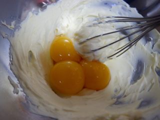 轻芝士蛋糕（6寸）,蛋白蛋清分离，蛋白放入无水无油的盆中放冷藏备用。
蛋黄加入奶酪糊中，搅拌均匀