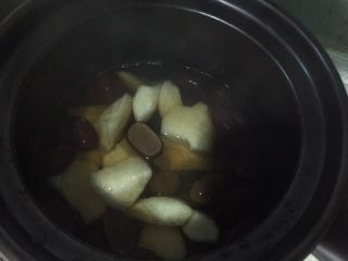 桂圆红枣梨水,加入梨块和冰糖继续煮10分钟即可