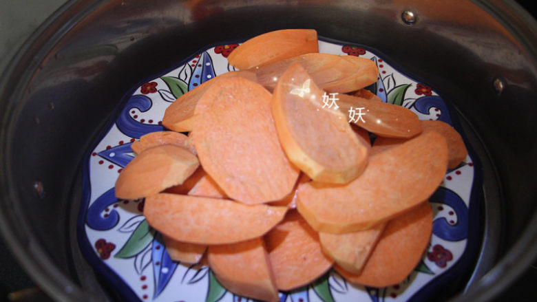 红薯饼干,入锅蒸熟，切成片状比较容易熟，大约十来分钟就可以了。