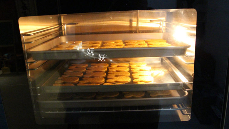 红薯饼干,烤箱提前预热，我用的风炉，可以多层同烤，普通烤箱一次烤一层，160度，20分钟，普通烤箱180度，中层，上下火，20分钟左右。