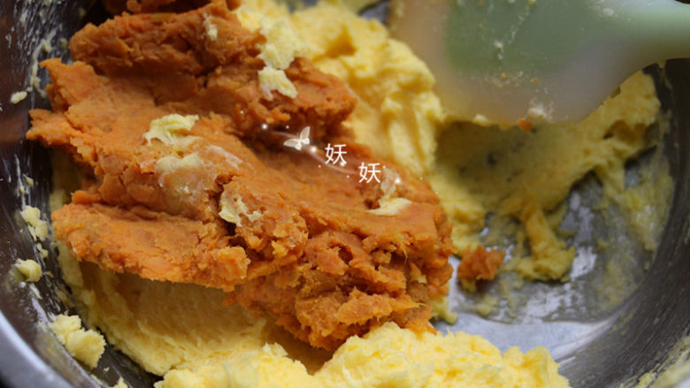 红薯饼干,将红薯泥加入打发好的黄油，用硅胶刀压拌均匀。
