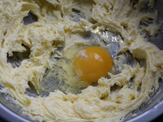 红薯饼干,分两次把全蛋和蛋黄加入黄油，每一次都充分与黄油融合了以后再加入下一个蛋。