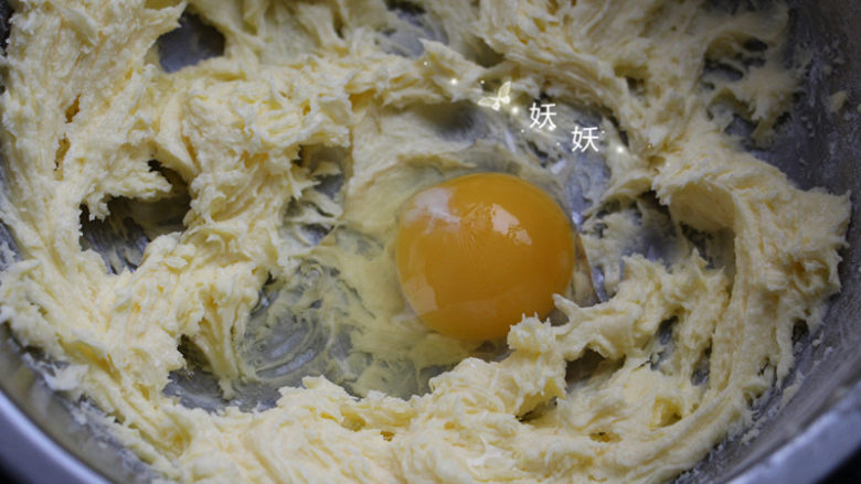 红薯饼干,分两次把全蛋和<a style='color:red;display:inline-block;' href='/shicai/ 15'>蛋黄</a>加入黄油，每一次都充分与黄油融合了以后再加入下一个蛋。