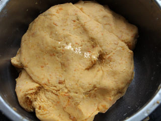 红薯饼干,同样用刮刀翻拌均匀，不要乱搅，更不要过度搅拌，混合均匀就可以了。