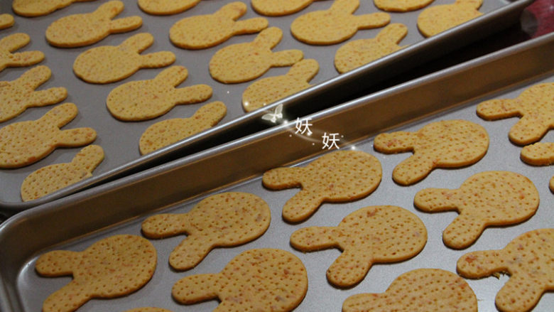 红薯饼干,用叉子在饼干表面扎些洞洞出来，防止饼干表面鼓起。