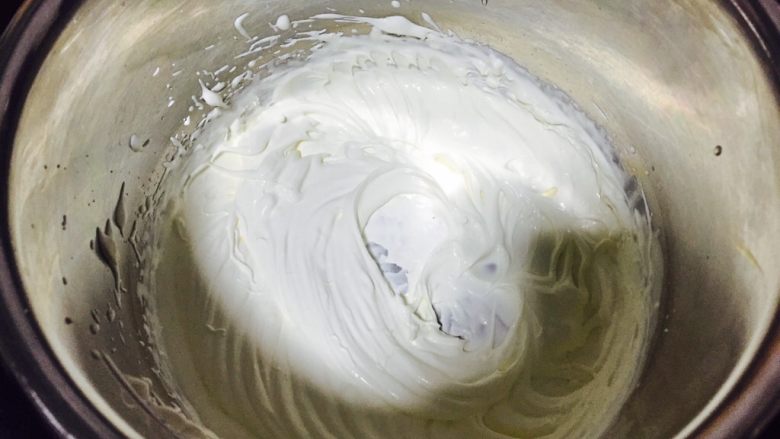 超级柔软的北海道戚风蛋糕,奶油打发到可以保持花纹的状态就可以了